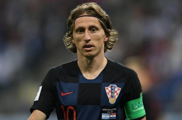 名嘴怒批东契奇，指责他是不防守的球霸+把詹姆斯当波什！