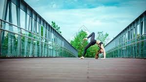 里夫斯状态不佳，半场得到8分，投篮命中率仅为20%